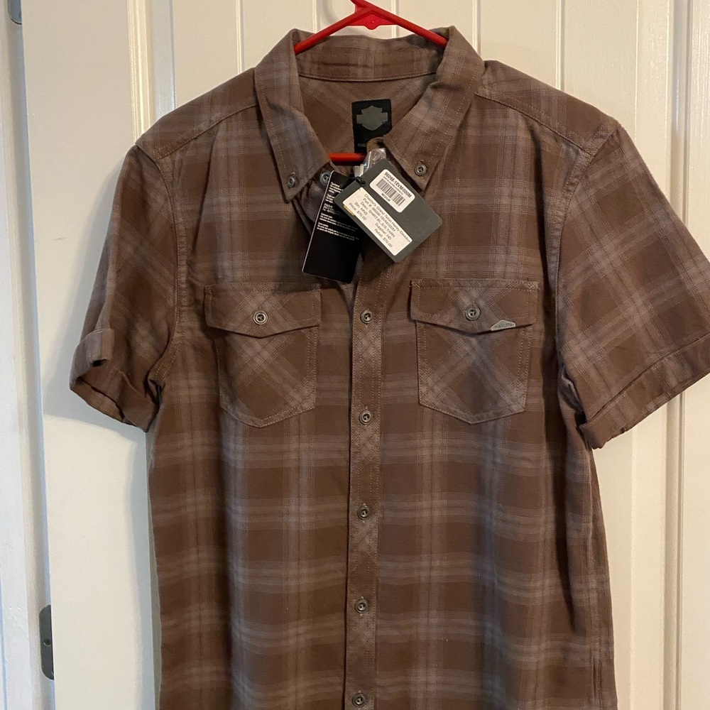 Brown plaid Harley short sleeve button up collared shirt. Slim fit.